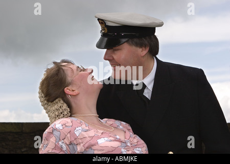 Kriegsmarine-Mode Roaring 40er war Weekend Couple in Stirling Castle, Schottland historische Ereignisse in großbritannien Stockfoto