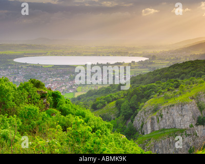 Anzeigen von Cheddar Gorge am Rande der Mendip Hills in Somerset, England. Die Stadt Cheddar und Cheddar Behälter liegen am Ende der Schlucht. Stockfoto