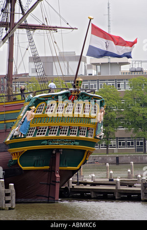 Die Ostindienfahrer Amsterdam Schiff Replik vertäut neben dem Scheepvart Museum Amsterdam Holland Stockfoto