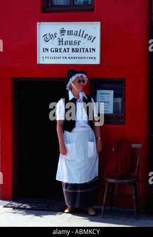 Das rote lackierte kleinste Haus in Großbritannien am Kai bei Conwy, mit einer Frau in traditionelles walisisches Kostüm, Wales, UK Stockfoto