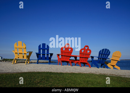 Multicolor Adirondack Stühle am Strand, Nova Scotia, Canada. Foto: Willy Matheisl Stockfoto