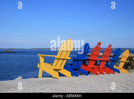 mehrfarbige Adirondack Stühle am Strand, Nova Scotia, NS, Canada. Foto: Willy Matheisl Stockfoto