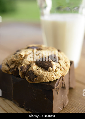 mit Glas Milch mit Schokosplittern Stockfoto