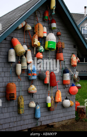 Angeln-Hütte in Lockport Crescent Beach und Sammlung von farbigen Bojen an der Wand, Nova Scotia, Kanada. Foto: Willy Matheisl Stockfoto