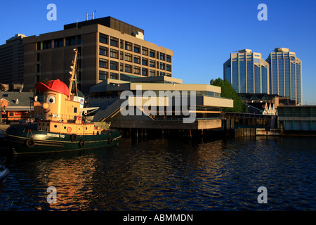 Gebäude am Wasser mit Boot namens "Theodore Too" in Halifax, Nova Scotia, Kanada, Nordamerika. Foto: Willy Matheisl Stockfoto