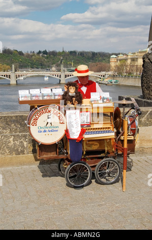 Handorgel Betreibers bei der Karlsbrücke in Prag Stockfoto