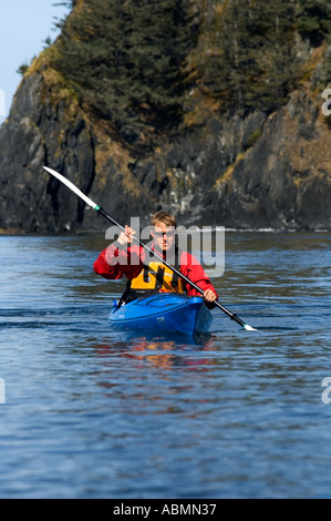 Alaska, Kodiak, Kajakfahren in Monashka Bay Stockfoto
