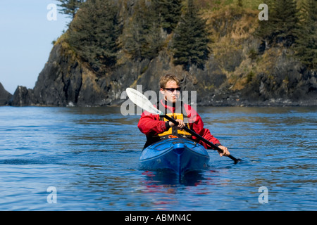 Alaska, Kodiak, Kajakfahren in Monashka Bay Stockfoto