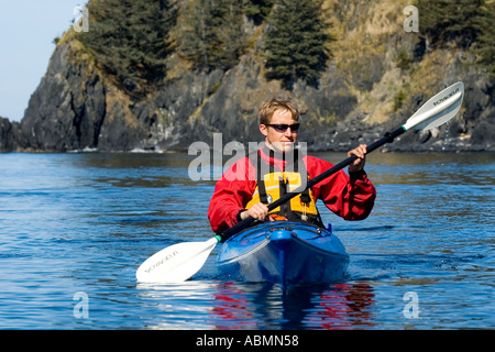 Alaska, Kodiak, Kajakfahren in Monashka Bay Stockfoto