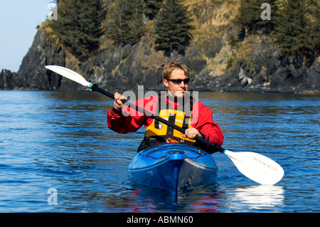 Alaska, Kodiak, Kajakfahren in Monashka Bay Stockfoto