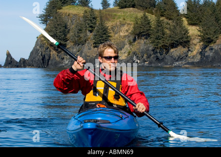 Alaska, Kodiak, Kajakfahren in Monashka Bay Stockfoto