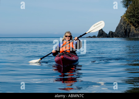 Alaska, Kodiak, Kajakfahren in Monashka Bay Stockfoto