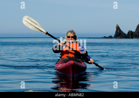 Alaska, Kodiak, Kajakfahren in Monashka Bay Stockfoto