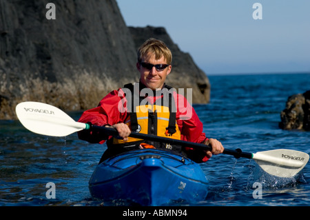 Alaska, Kodiak, Kajakfahren in Monashka Bay Stockfoto