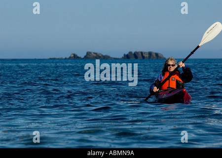 Alaska, Kodiak, Kajakfahren in Monashka Bay Stockfoto