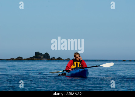 Alaska, Kodiak, Kajakfahren in Monashka Bay Stockfoto