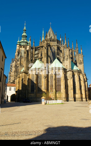 St Vitus Cathedral auf der Prager Burg sehen Sie auf der nördlichen Fassade aus Kloster von St. George Stockfoto