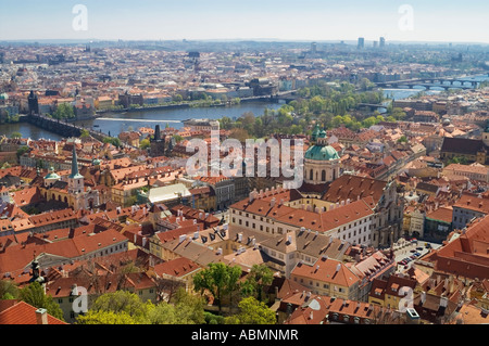 Blick auf den historischen Teil von Prag aus Spitze der St. Vitus Kathedrale Glockenturm Stockfoto