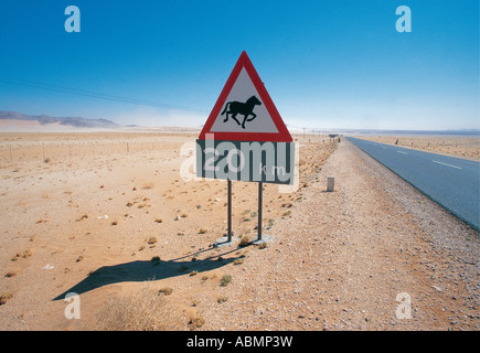 Verkehrszeichen Achtung von Wildpferden, die Überquerung der Namib-Wüste in der Nähe von Aus zwischen Lüderitz und Keetmanshoop, Namibia Stockfoto