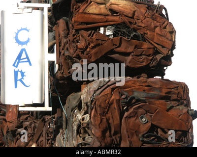 gestapelte zerquetschten Autos verwendet wie die Wand zu einem Auto-Hof in Birmingham England uk Stockfoto