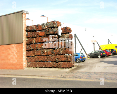 gestapelte zerquetschten Autos verwendet wie die Wand zu einem Auto-Hof in Birmingham England uk Stockfoto