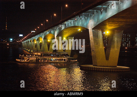 Fähre schwimmt unter Brücke über den Fluss Han Seoul Südkorea Stockfoto