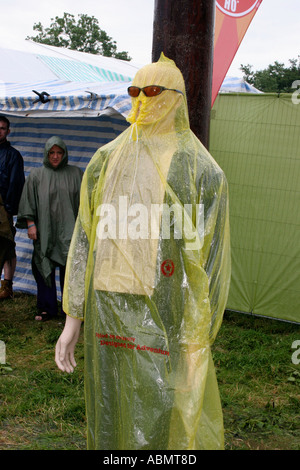 Prüfpuppe mit einem wasserdicht Poncho, Glastonbury Festival das größte Musikfestival in Europa. Worthy Farm Pilton Somerset England Stockfoto