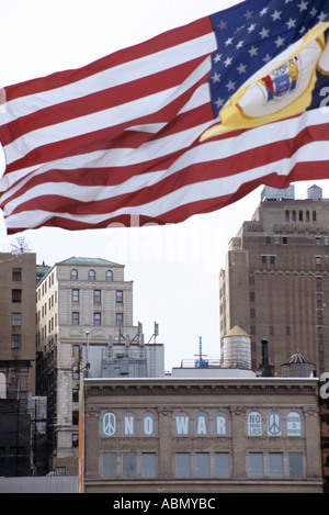 Amerikanische Flagge fliegt über Ground Zero mit Protest-Banner in den Fenstern der Gebäude in der Nähe New York USA Stockfoto