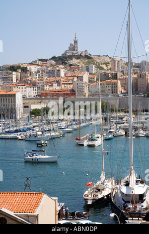Der alte Hafen von Marseille mit Basilika Notre Dame De La Garde in der Ferne Stockfoto