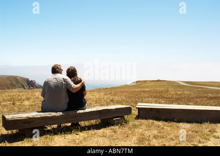 Paar auf Bank, Mendocino, Kalifornien, USA Stockfoto