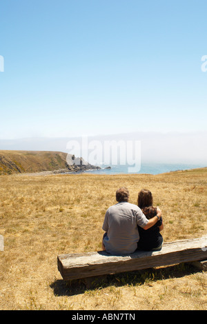 Paar auf Bank, Mendocino, Kalifornien, USA Stockfoto