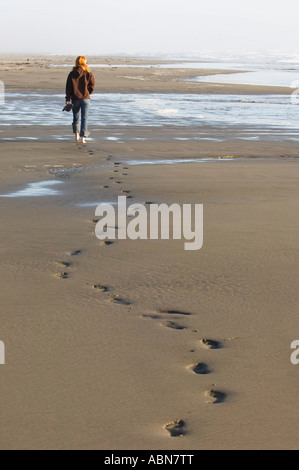 Frau zu Fuß am Strand, Humboldt Coast, Kalifornien, USA Stockfoto