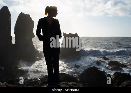 Frau auf Felsen am Humboldt Coast, Kalifornien, USA Stockfoto