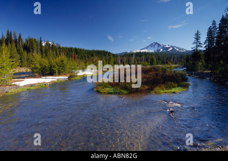 Stream in Deschutes National Forest mit südlichen Schwester im Hintergrund, Oregon, USA Stockfoto