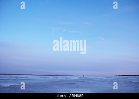 Person, Schlittschuhlaufen auf dem zugefrorenen See Stockfoto