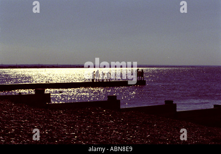 Silhouetten auf dem Steg Stockfoto