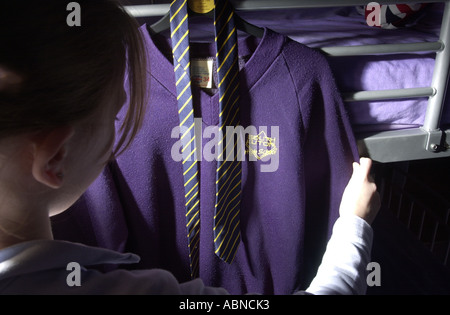 Mädchen schaut auf ihr Luton der South High School uniform UK Stockfoto