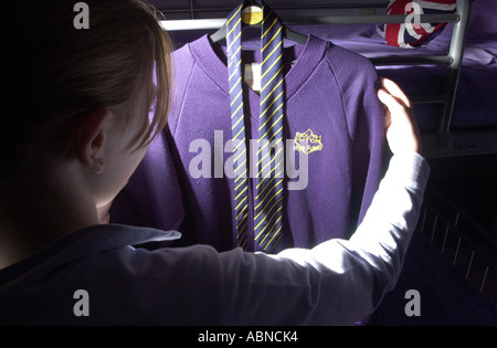 Mädchen schaut auf ihr Luton der South High School uniform UK Stockfoto