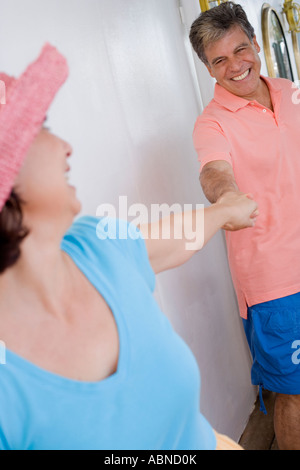 Paar für einander die Hände zu erreichen Stockfoto