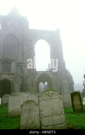 Lincolnshire Crowland Abbey Friedhof im Nebel Stockfoto