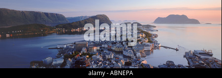 Übersicht über Ålesund im Morgengrauen auf norwegischen Küste Stockfoto