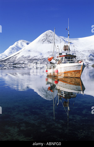 Angelboot/Fischerboot und Bergen reflektiert Morsvikbotn Fjord in Nord-Norwegen Stockfoto