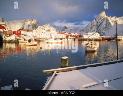 Sonnenaufgang und frischen Schnee im Dorf von Hamnoy auf der Insel Moskenes in Lofotens aus Nordnorwegen Stockfoto