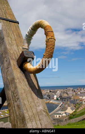 Anker Eisenring & Post verpackt oder in Schlagsahne Seil & Knoten an MacDuff Hafen, Aberdeenshire, Schottland, UK abgedeckt Stockfoto