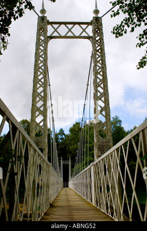 Iron Suspension Bridge über den Fluss Dee in Cambus O' May, Royal Deeside, Cairngorms Nation Park, Aberdeenshire, Großbritannien Stockfoto