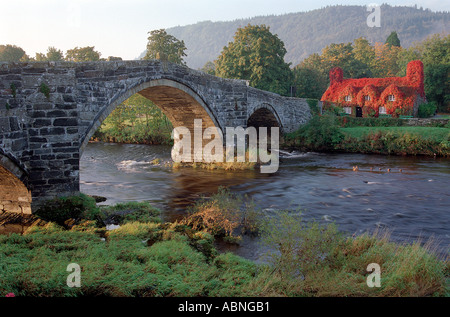 Eine Brücke entworfen von Inigo Jones 1636 Überquerung des Flusses Conwy in Richtung Tu Hwnt ich R Bont Tee Zimmer Ferienhaus Stockfoto