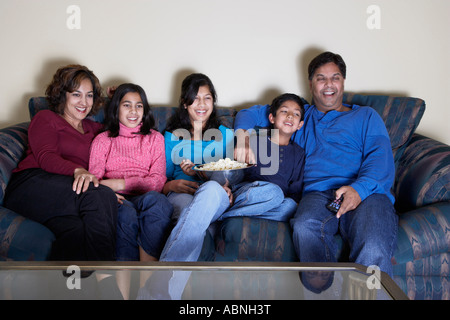 Familie vor dem Fernseher Stockfoto