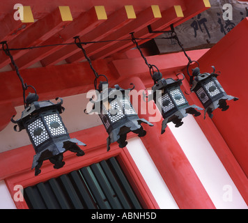 Metall-Laternen hängen von der Traufe des Kasuga Taisha Grand Schrein Shinto Nara Japan Stockfoto