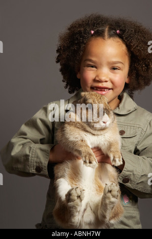 Mädchen halten Kaninchen Stockfoto