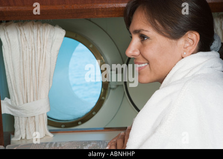 In des Schiffes Kabine lächelnde Frau Stockfoto